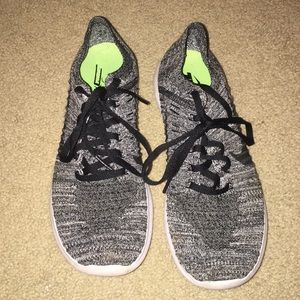 Women’s nike flyknit free run